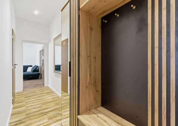 Na prenájom 3-izbový byt s 2 balkónmi a 2 parkingami, Ružinov