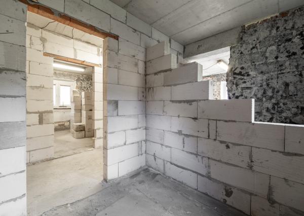 Rozostavaný dom na dokončenie podľa seba s veľkým pozemkom