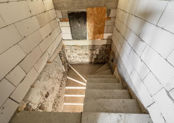 Rozostavaný dom na dokončenie podľa seba s veľkým pozemkom
