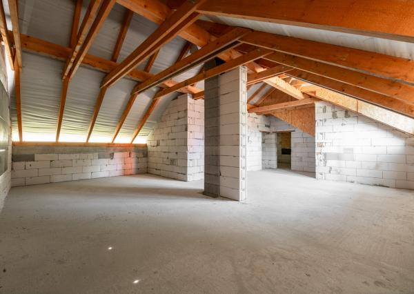 Rozostavaný dom na dokončenie podľa seba s veľkým pozemkom