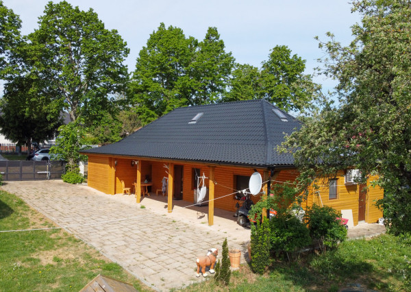 Na predaj útulný rodinný dom v štýle chaty neďaleko Podhájskej