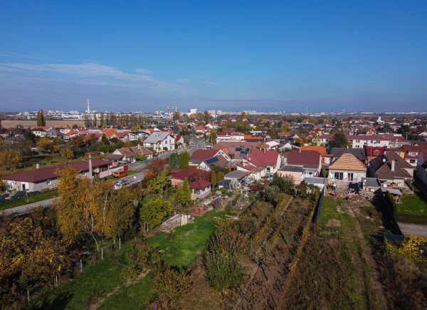 Na predaj pozemok s investičným potenciálom v Hrnčiarovciach nad Parnou