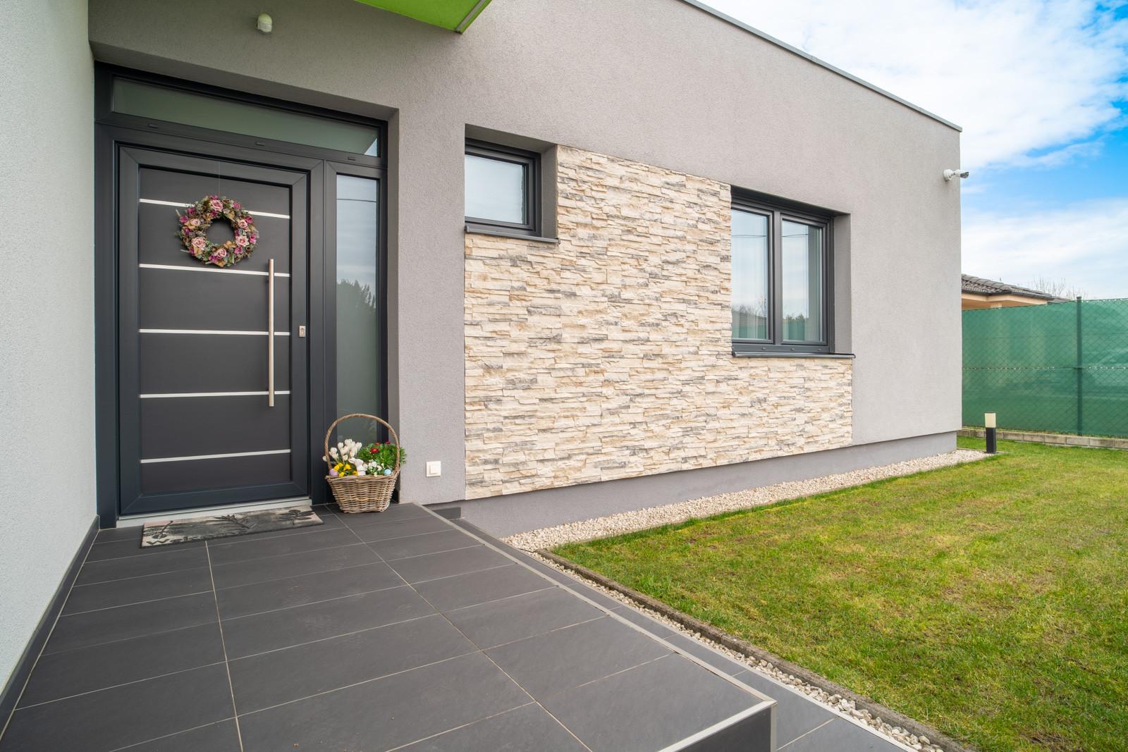 Na predaj priestranný 4-izbový rodinný dom s dvojgarážou v obci Báč