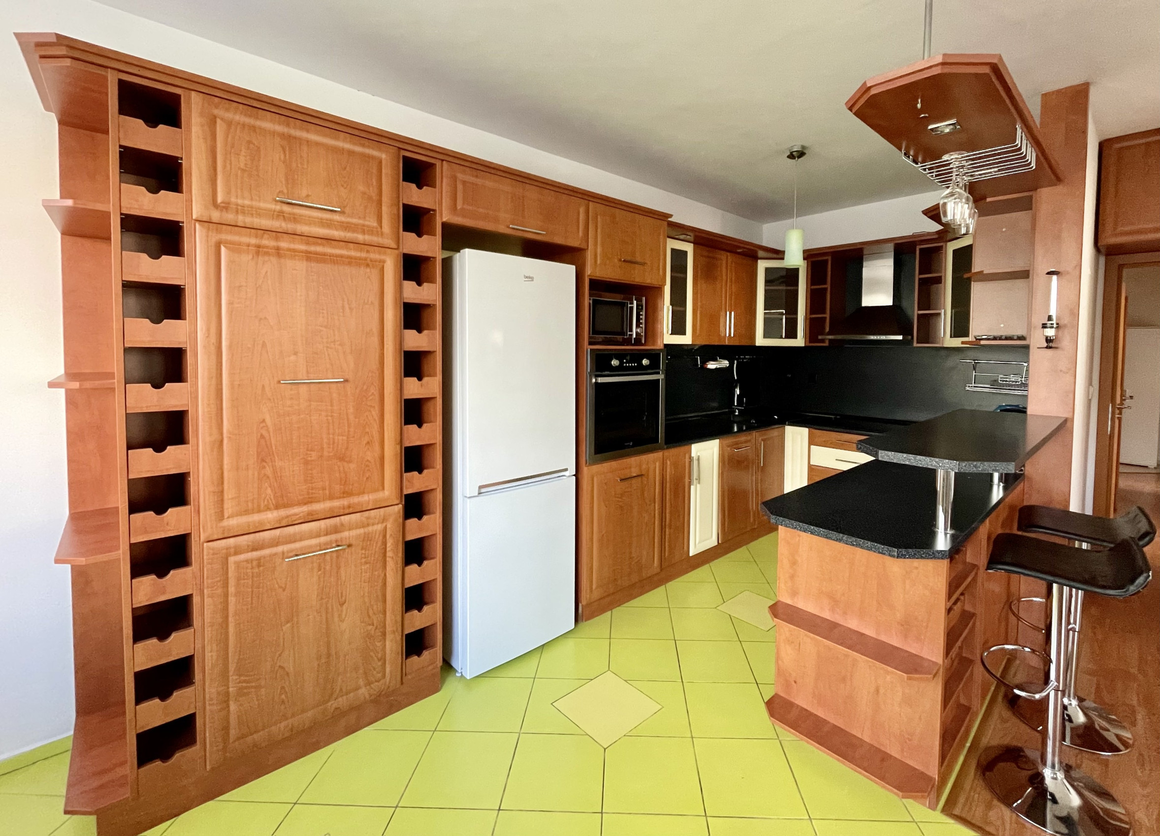 Kompletne zariadený 3-izbový byt s loggiou a garážovým státím v cene