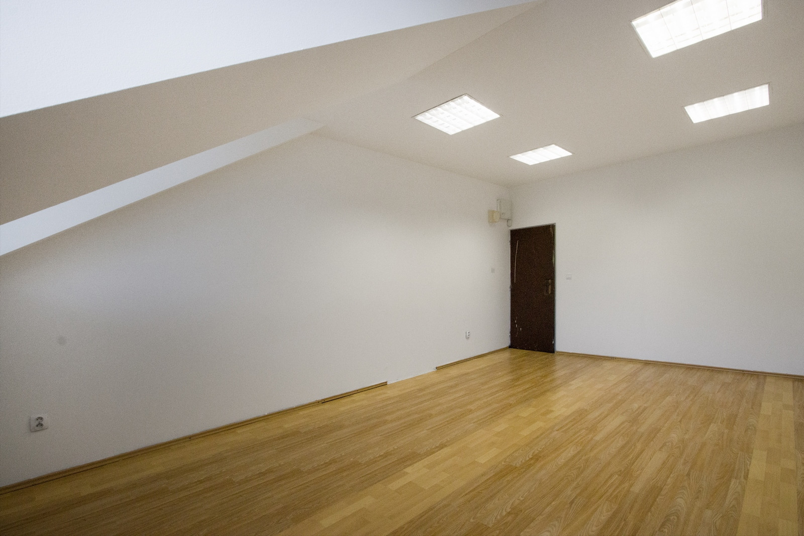 Na prenájom samostatná kancelária v centre Šamorína