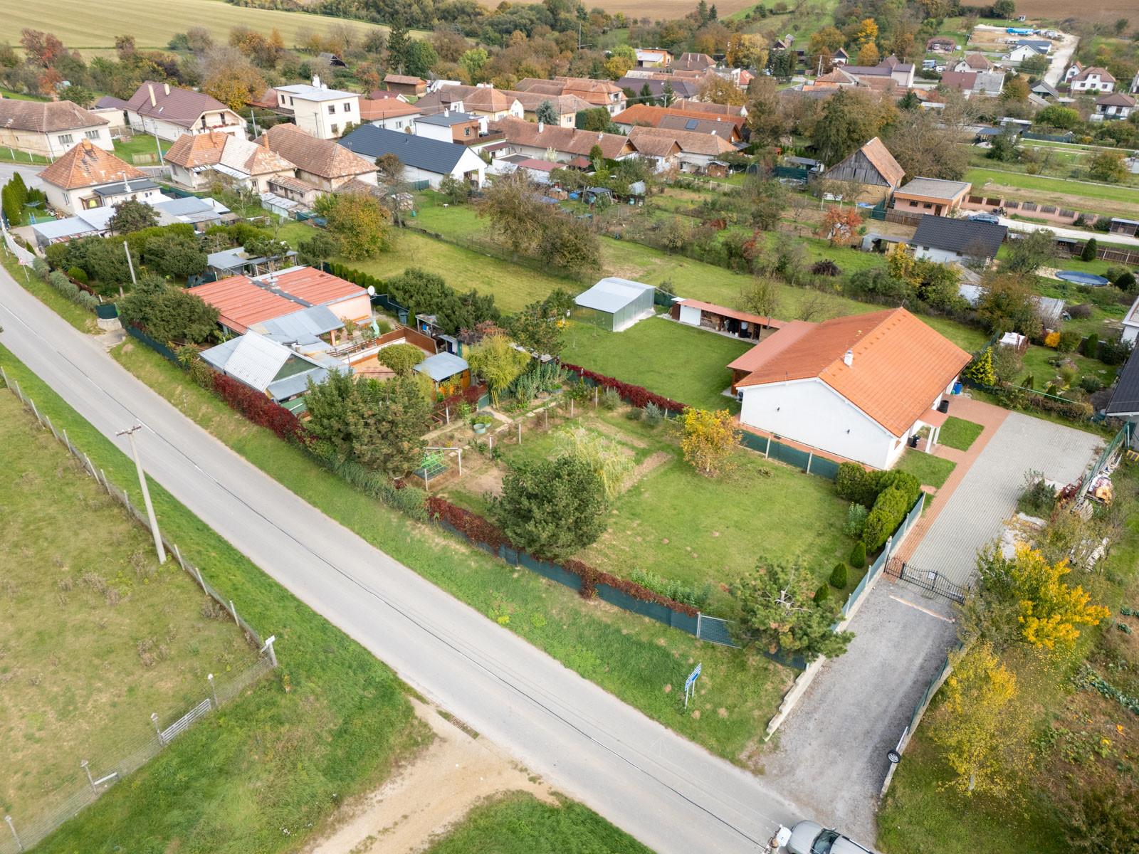 Na predaj stavebný pozemok - Pravotice 760m2