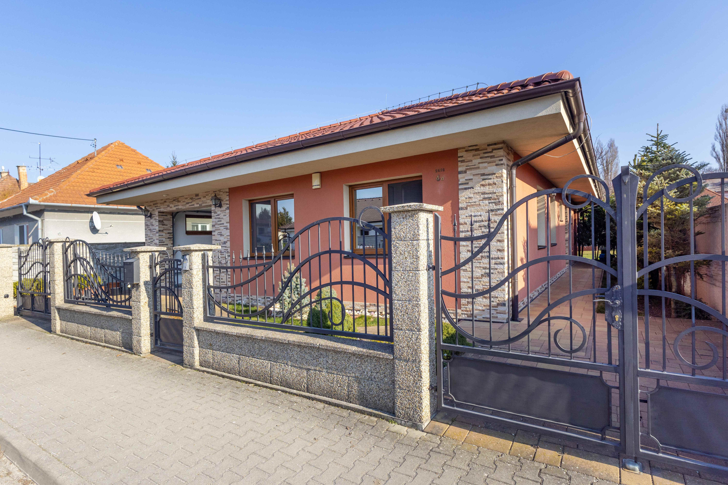 Na prenájom rodinný dom s garážou a terasou v centre Šamorína