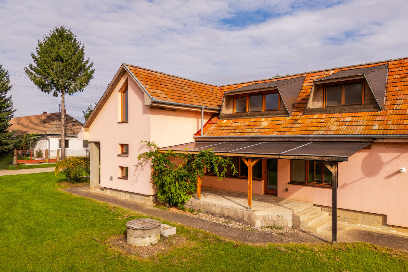 Na predaj priestranný rodinný dom s veľkým pozemkom v Loku pri Leviciach