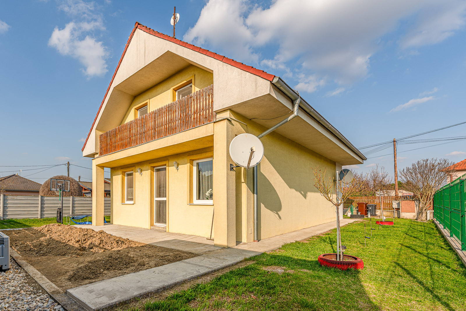 Na predaj zariadený dvojpodlažný rodinný dom kúsok od Serede