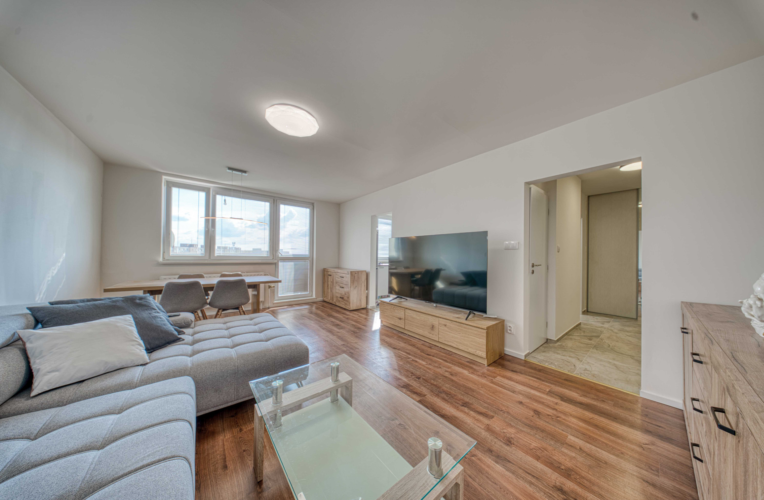 Na prenájom kompletne zariadený 2-izbový byt v Petržalke