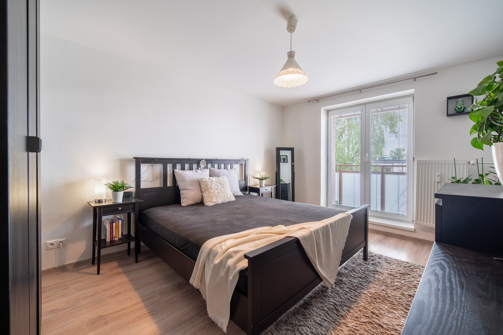 Na prenájom 2-izbový byt s balkónom vo Veľkých Levároch