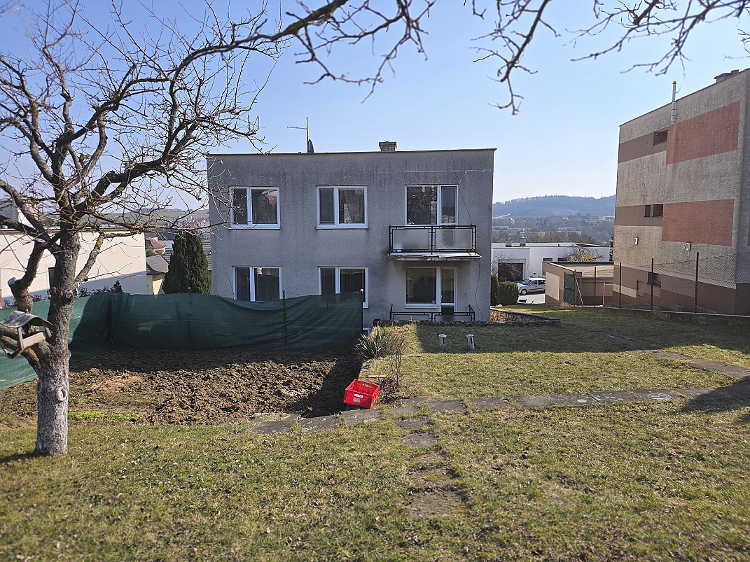 3 izb. byt. jednotka v RD, kompletná rekonštrukcia, 87 m², garáž, pivnica, skladové priestory s pozemkom 333 m2