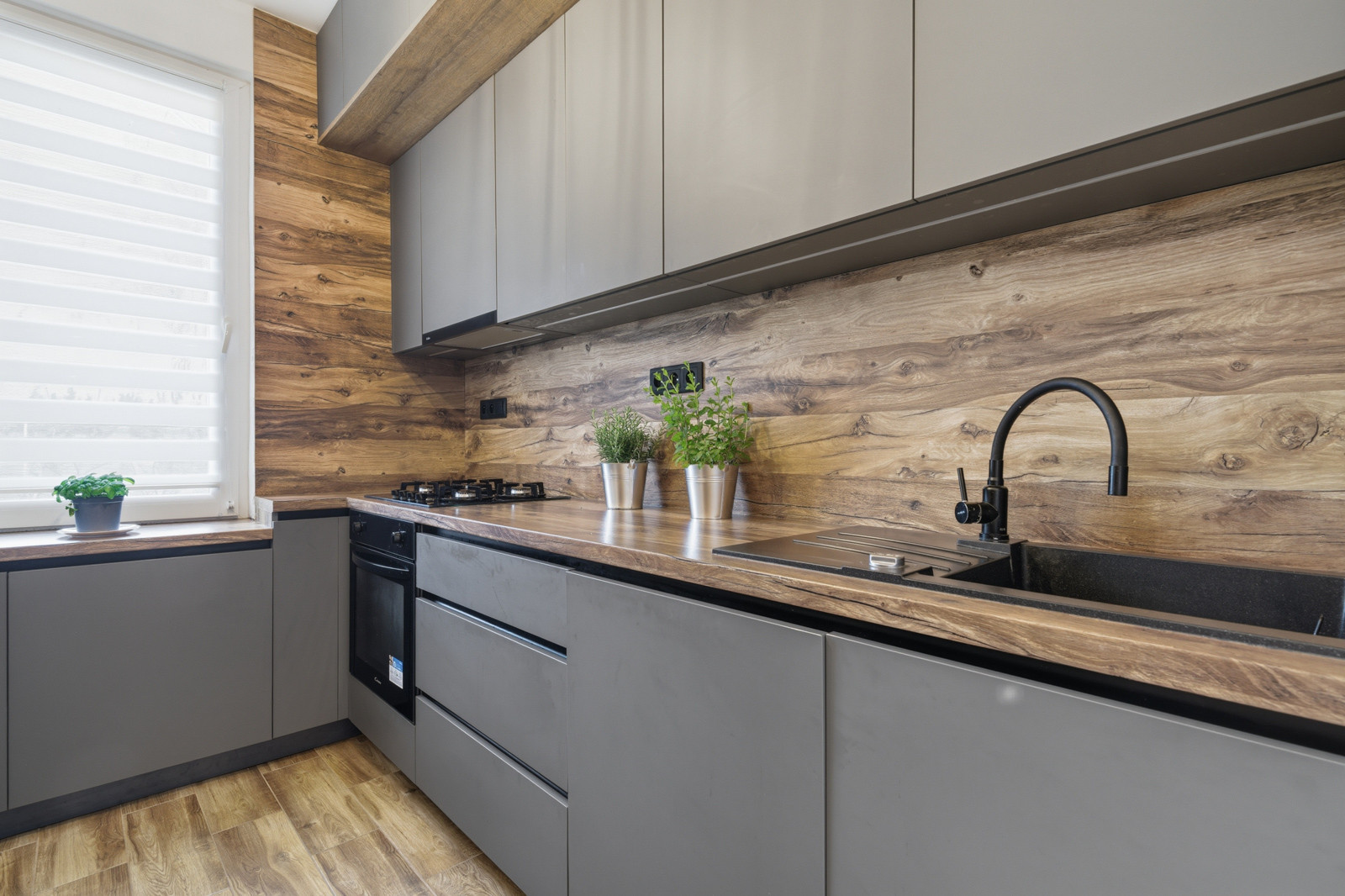 Na prenájom 3-izbový byt s 2 balkónmi a 2 parkingami, Ružinov